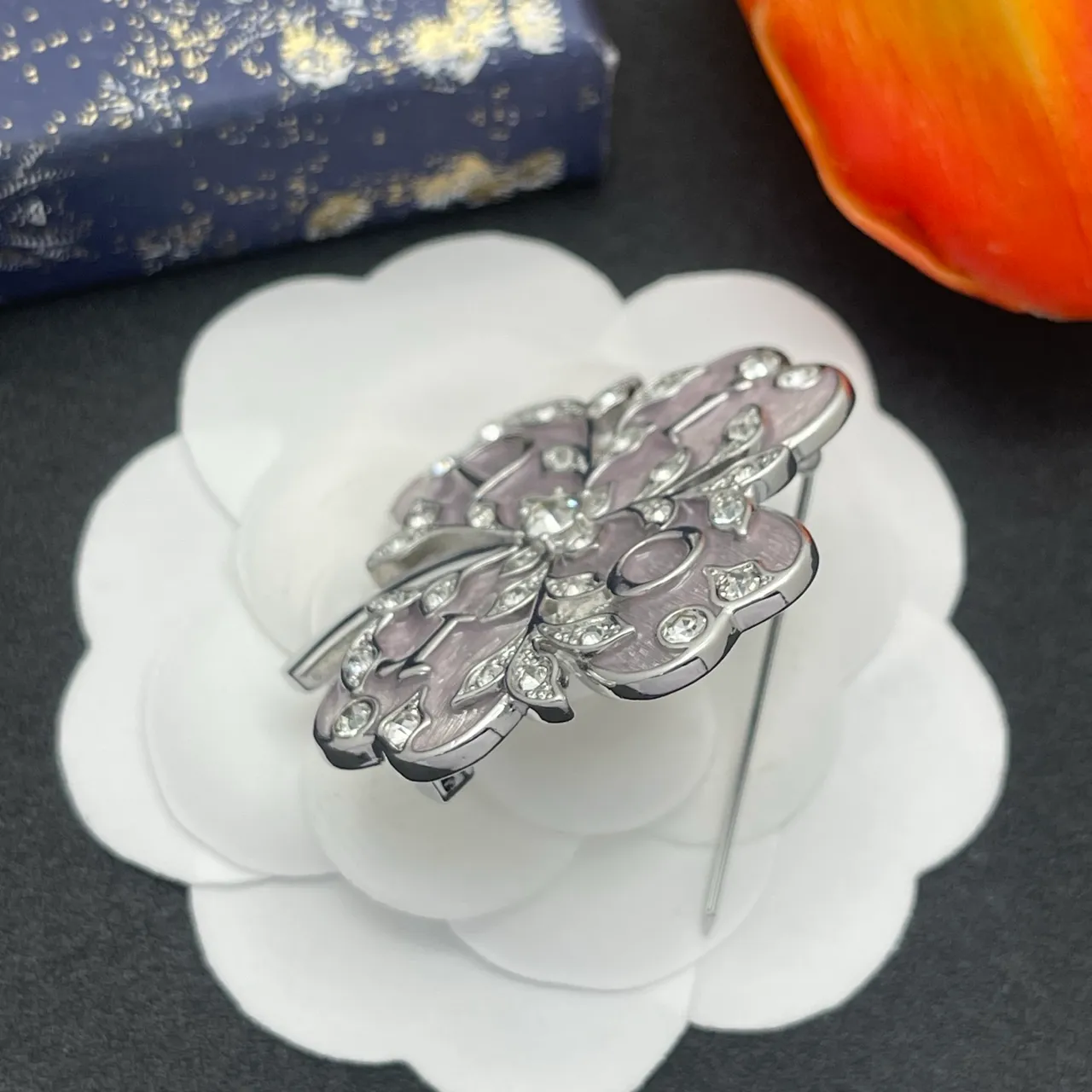 Broche florale en émail lavande gris avec rhinestone en forme de quatrefoil 5