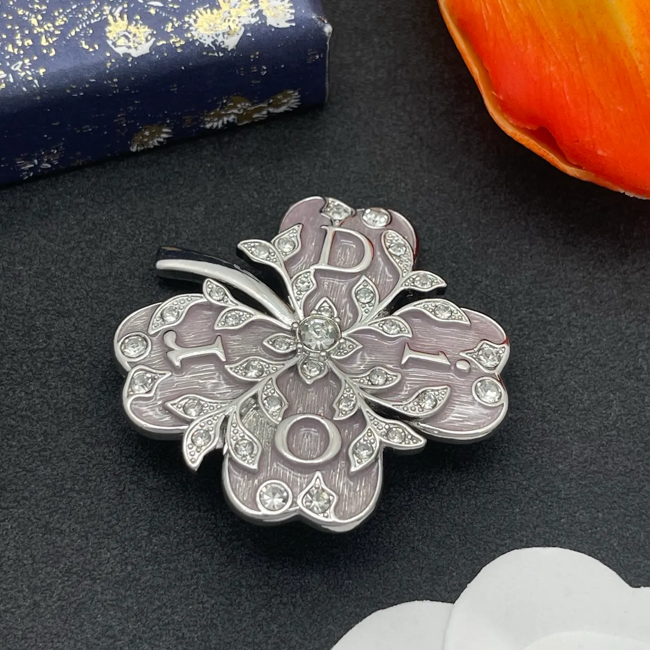 Broche florale en émail lavande gris avec rhinestone en forme de quatrefoil 6