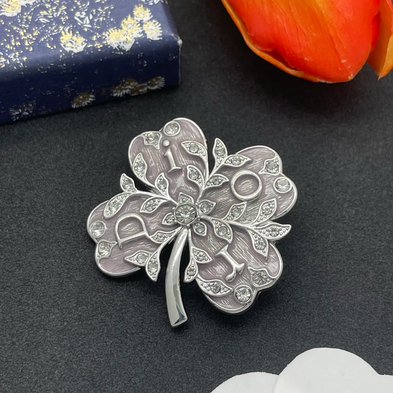 Broche florale en émail lavande gris avec rhinestone en forme de quatrefoil 7