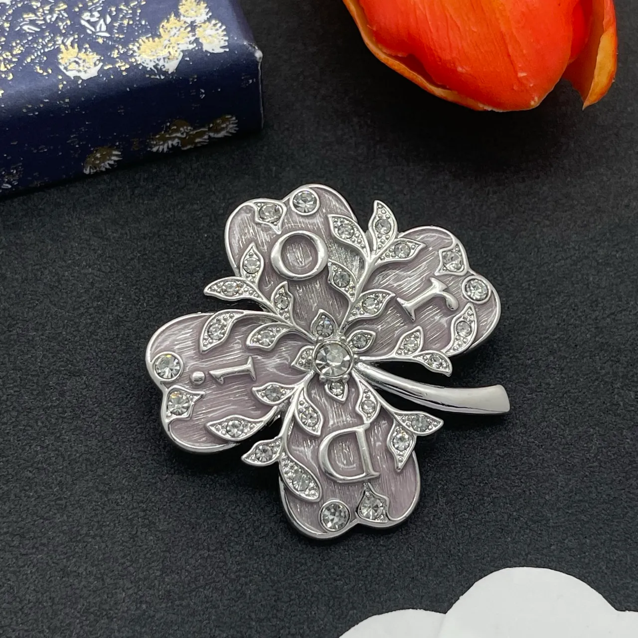 Broche florale en émail lavande gris avec rhinestone en forme de quatrefoil 8