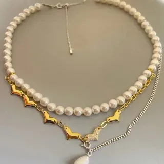 Collar multicapa con perlas y motivo de corazón en tono dorado