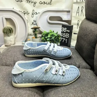 Sapatos casuais de cor azul claro perfurados com alça Velcro-Strap