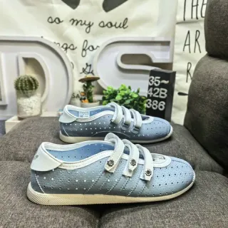 Tênis casual com tiras perfuradas de velcro azul claro