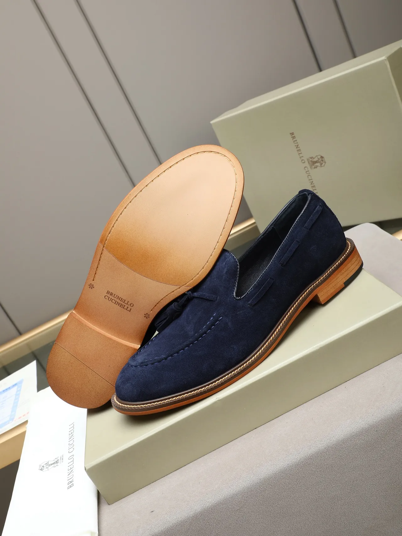 Loafer en daim Navy Brown avec détail de franges 4