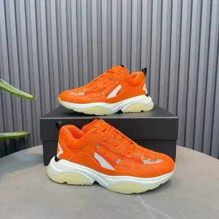 حذاء رياضي chunky برتقالي أبيض مع نعل oversized وشبكي وطبقة من المواد الصناعية