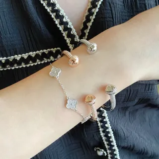 Bracelete com pavé-set de topo em cúpula e pulseiras de corrente com padrão de quatrefoil