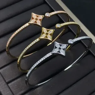 سوارات مفتوحة بنمط كواتر فويل Pavé-Set