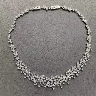 Colar Bib de Pérolas e Cristais com Cluster