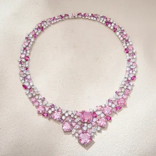 Collier bib de pierres précieuses roses et blanches