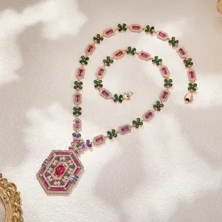 Colgante hexagonal rosa verde con motivos florales multi-gema