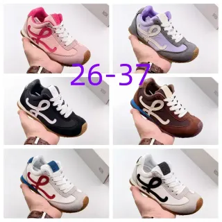 Tênis retro runner com silhueta rosa e branco, painéis de camurça e sintético