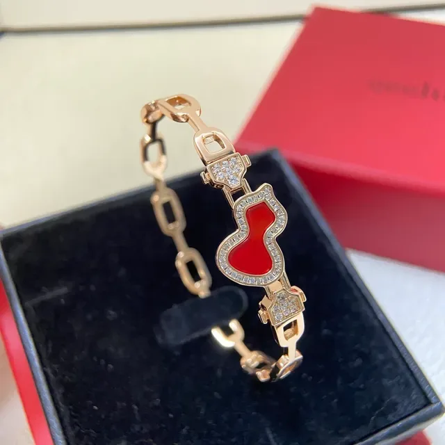 Qeelin Gold-Tone Enamel Heart Charm Bracelet 4