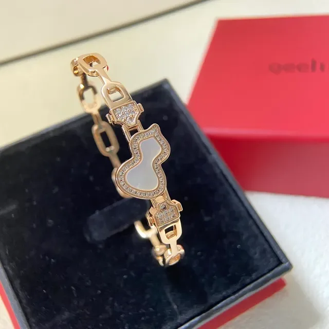 Qeelin Gold-Tone Enamel Heart Charm Bracelet 7