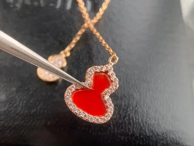 Qeelin Wulu Heart and Gourd قلادة مينا أحمر ذهبي 2