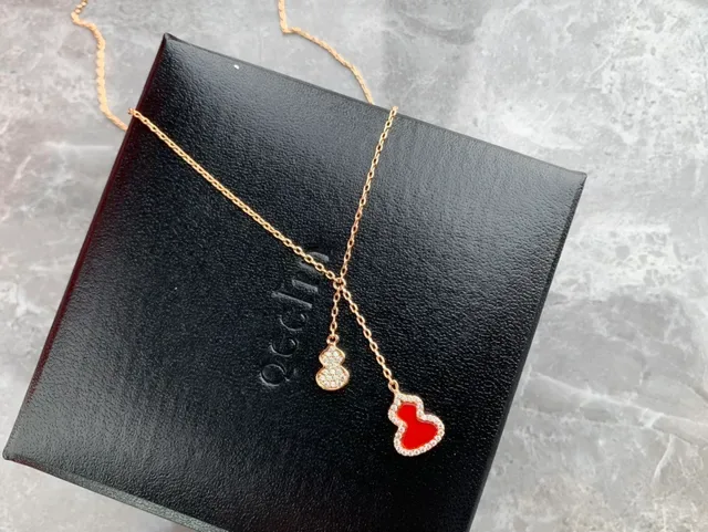 Qeelin Wulu Heart and Gourd قلادة مينا أحمر ذهبي 6