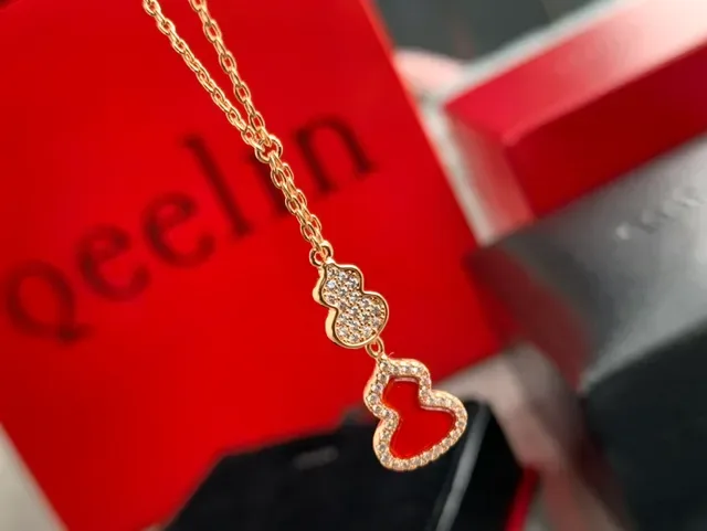 Qeelin Wulu Heart and Gourd قلادة مينا أحمر ذهبي 7