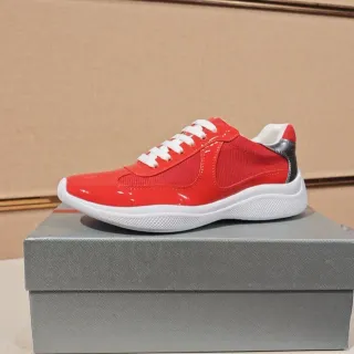 Tênis lifestyle vermelho glossy de couro patent e malha