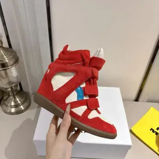 Zapatilla de ante rojo con tiras recortadas y tacón wedge