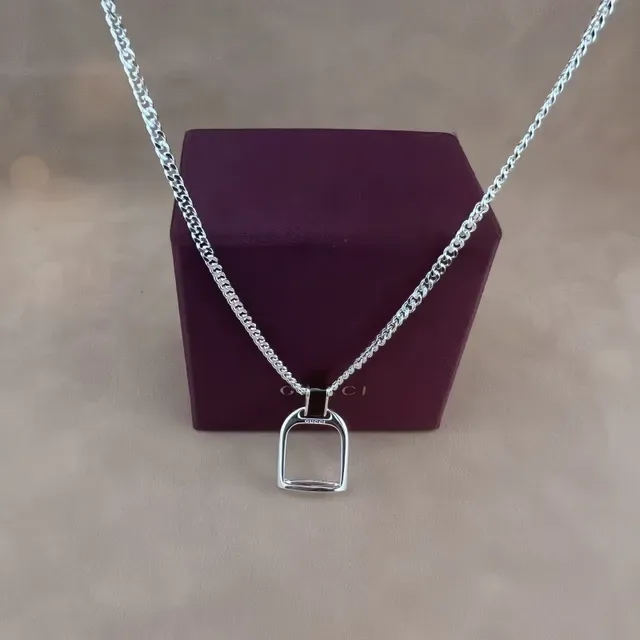 Silver Black Chain Stirrup-Shaped Pendant Necklace 3