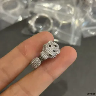 Anillo de plata negro con pavé-set y motivo de cabeza de animal