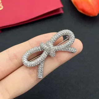 Broche de prata em forma de laço com cristais pavé