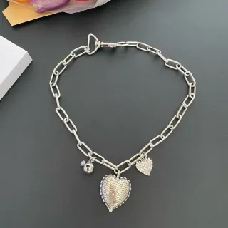 Collar de cadena gruesa plateada con charms en forma de corazón