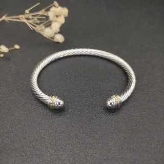Bracelete de cabo trançado aberto de prata e dourado