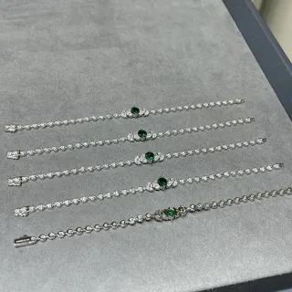 Bracelete de elos de corrente prateados verdes com gema central