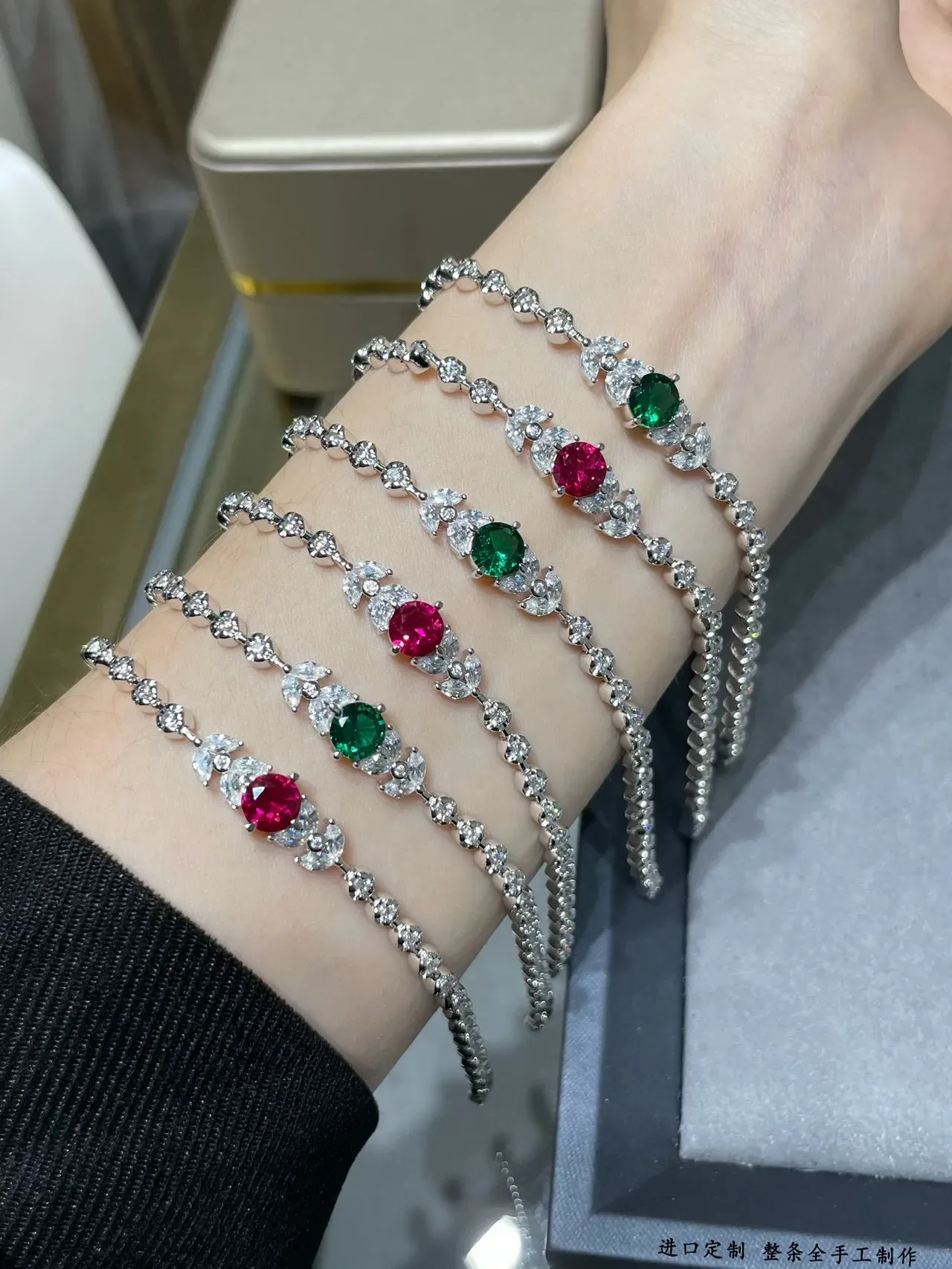 Silver Green Chain-Link Band Central Gemstone Bracelet 2
