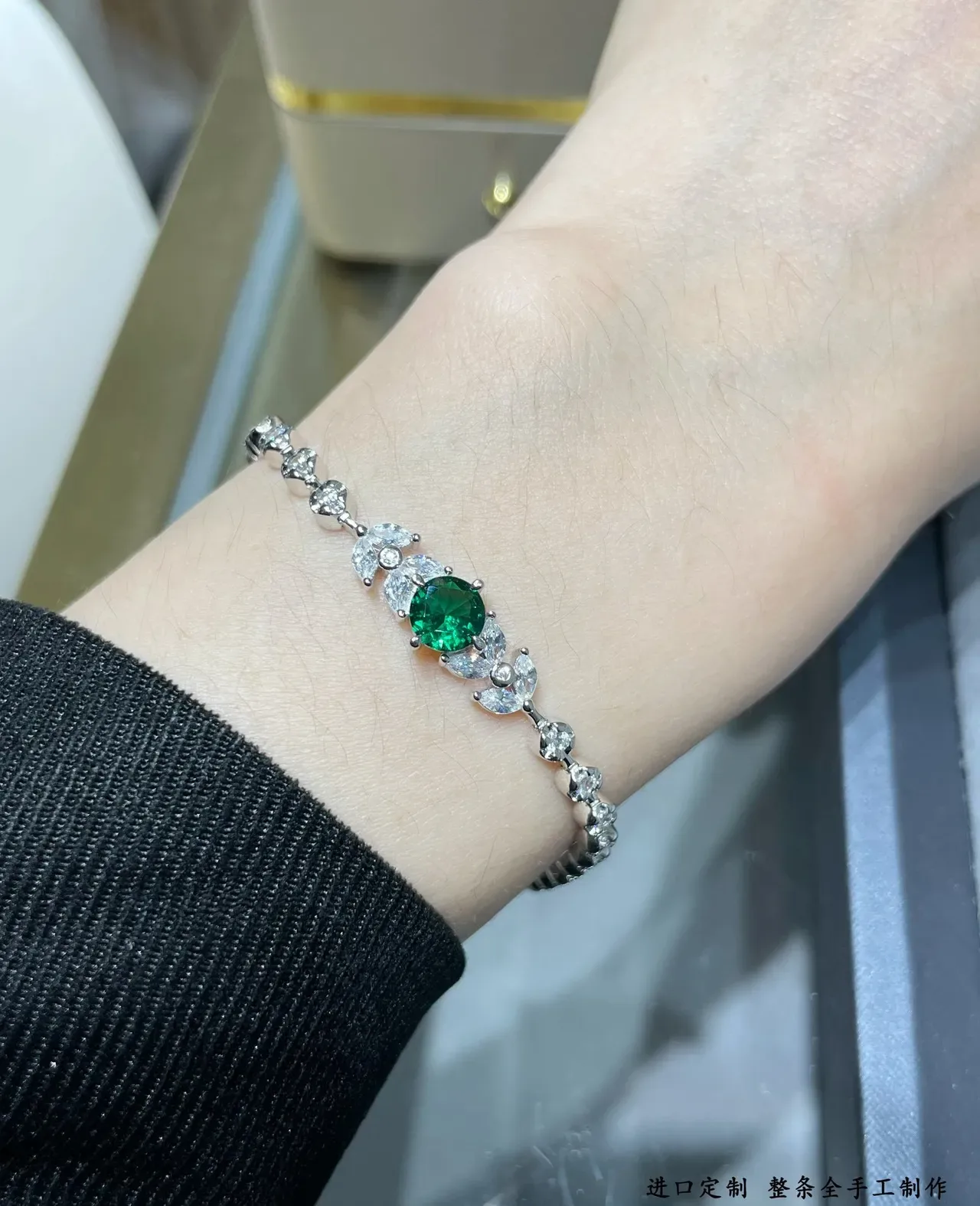 Silver Green Chain-Link Band Central Gemstone Bracelet 3