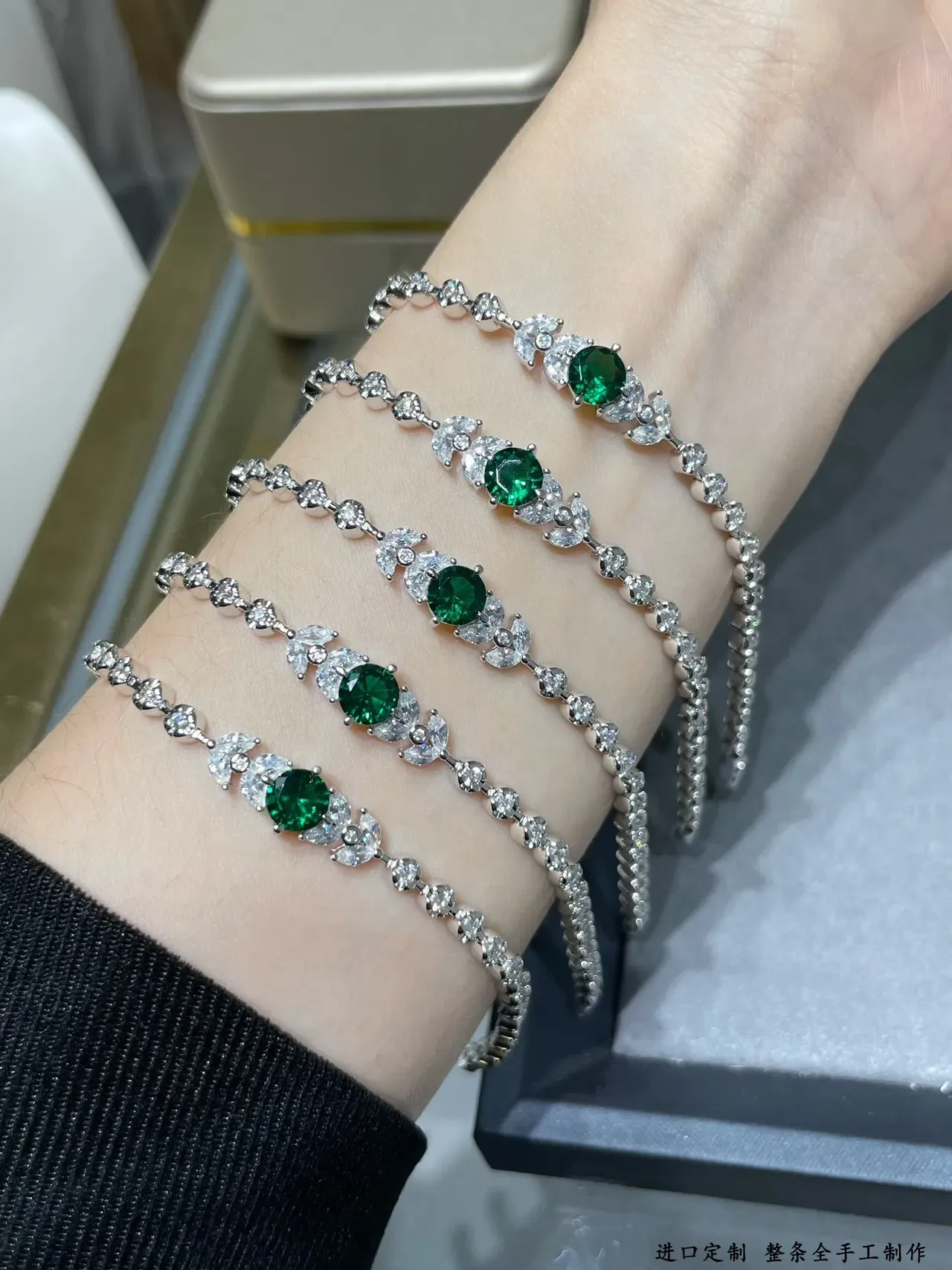 Silver Green Chain-Link Band Central Gemstone Bracelet 4