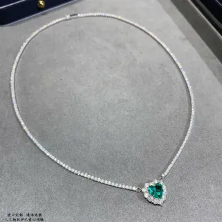Collar con colgante de corazón plateado verde pavé-set
