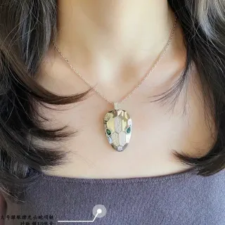 قلادة فضية مع رأس أفعى خضراء مزينة بحجارة pave-set