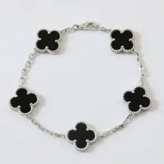 Pulsera de tono plateado con motivo Black Clover, borde de cuentas