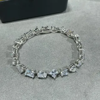 Pulsera de círculo completo de piedras de corte múltiple engastadas con garra de tono plateado