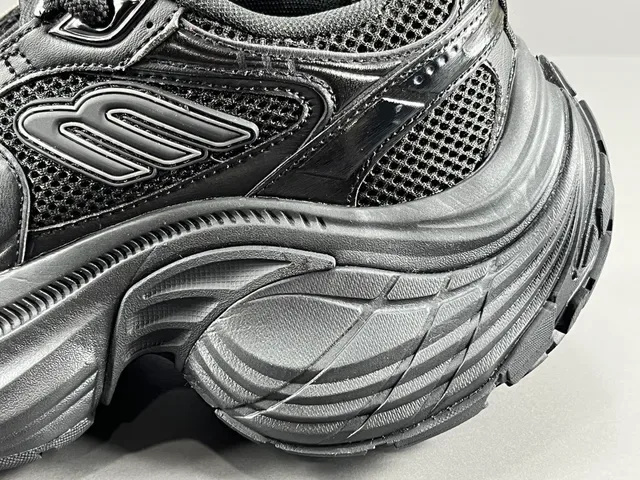 Skechers أحذية رياضية سوداء monochrome oversized كعب موجي chunky 7