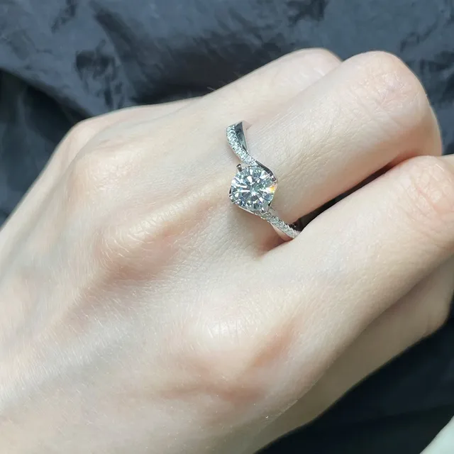 Solitaire Round Brilliant Pavé Shoulder Twist Shank Ring 9