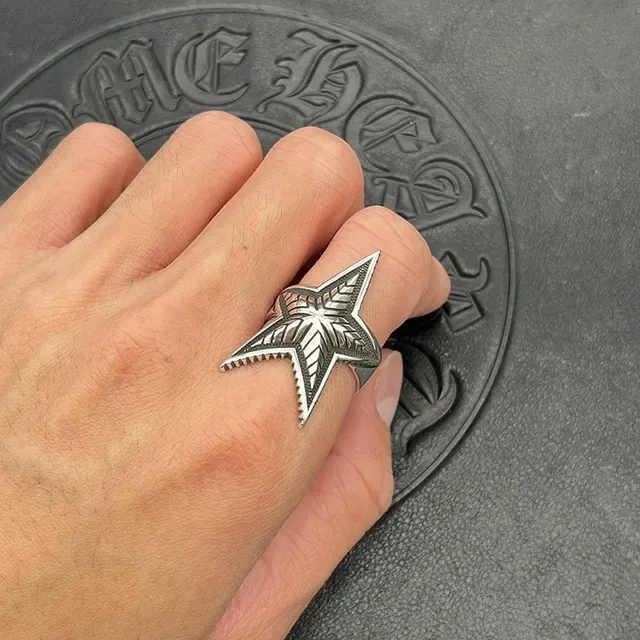 Star-Shaped Engraved Two-Tone Metallic Ring 2