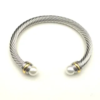 Pulsera de metal de dos tonos con cable trenzado y extremo de perla