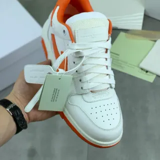 Tênis lifestyle branco e laranja de baixo perfurado