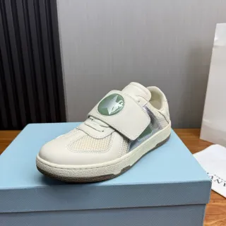 Sneakers blancas y verdes con cierre de correa, parte superior de malla y cuero
