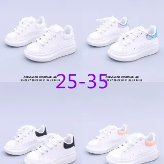Sneakers brancas com sola plataforma multicolor e upper suave