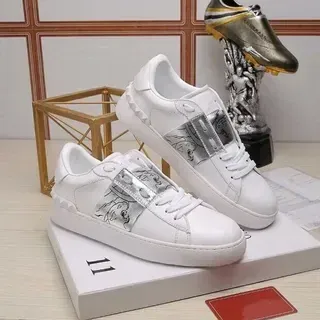 Zapatillas blancas y plateadas de cuero superior con correa impresa metálica