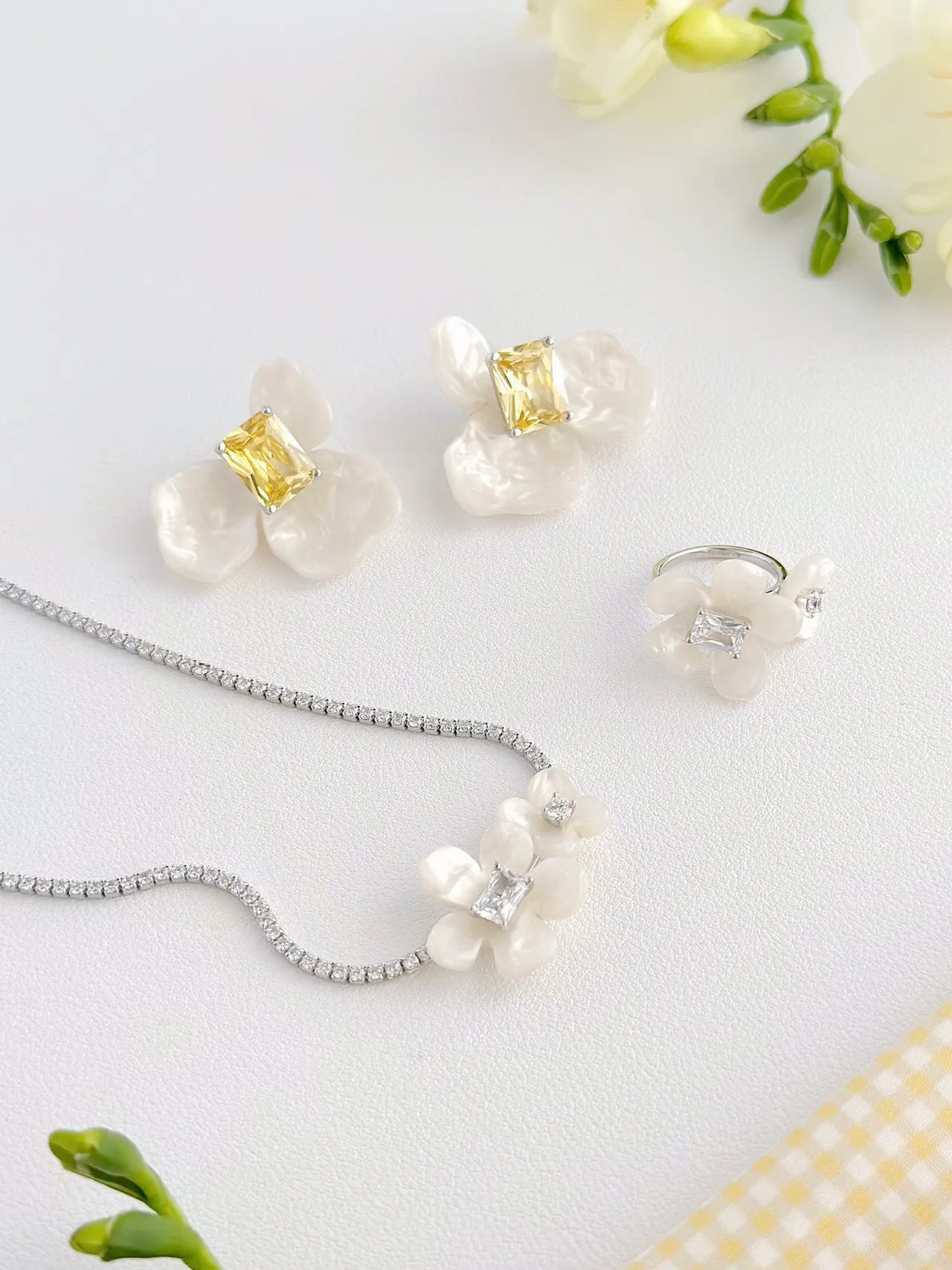 White Transparent Flower-Shaped Pearlescent Petals Earrings 4