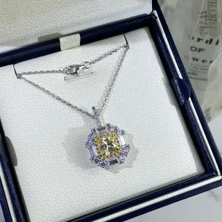 Collar con piedra central de corte cushion en halo setting de plata y amarillo