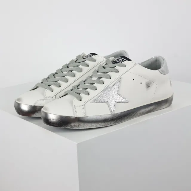 Golden Goose Super-Star Tênis Lifestyle Brancos e Prateados com Estrela de Glitter 2