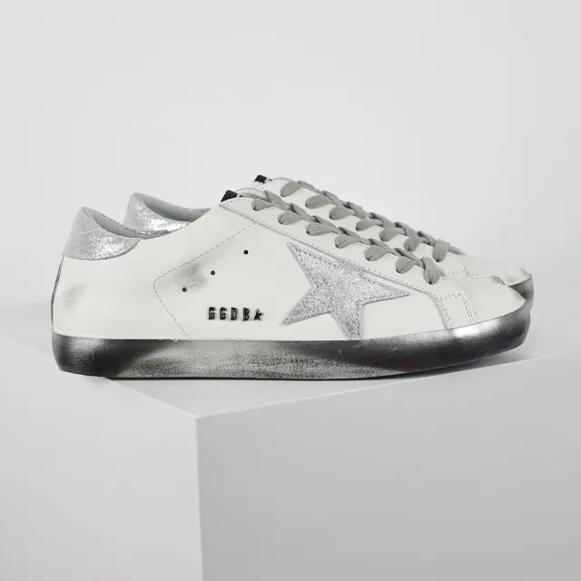 Golden Goose Super-Star Tênis Lifestyle Brancos e Prateados com Estrela de Glitter 3