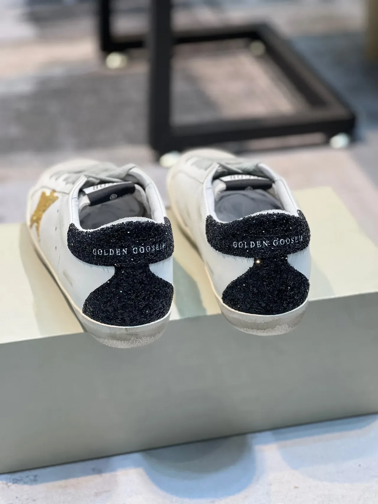 Golden Goose Super-Star White Gold sneakers lifestyle en cuir distressed avec glitter 2