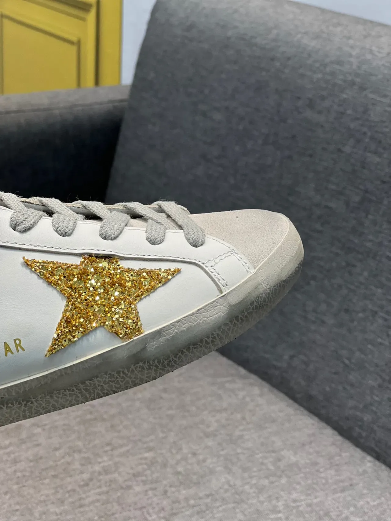 Golden Goose Super-Star White Gold sneakers lifestyle en cuir distressed avec glitter 3
