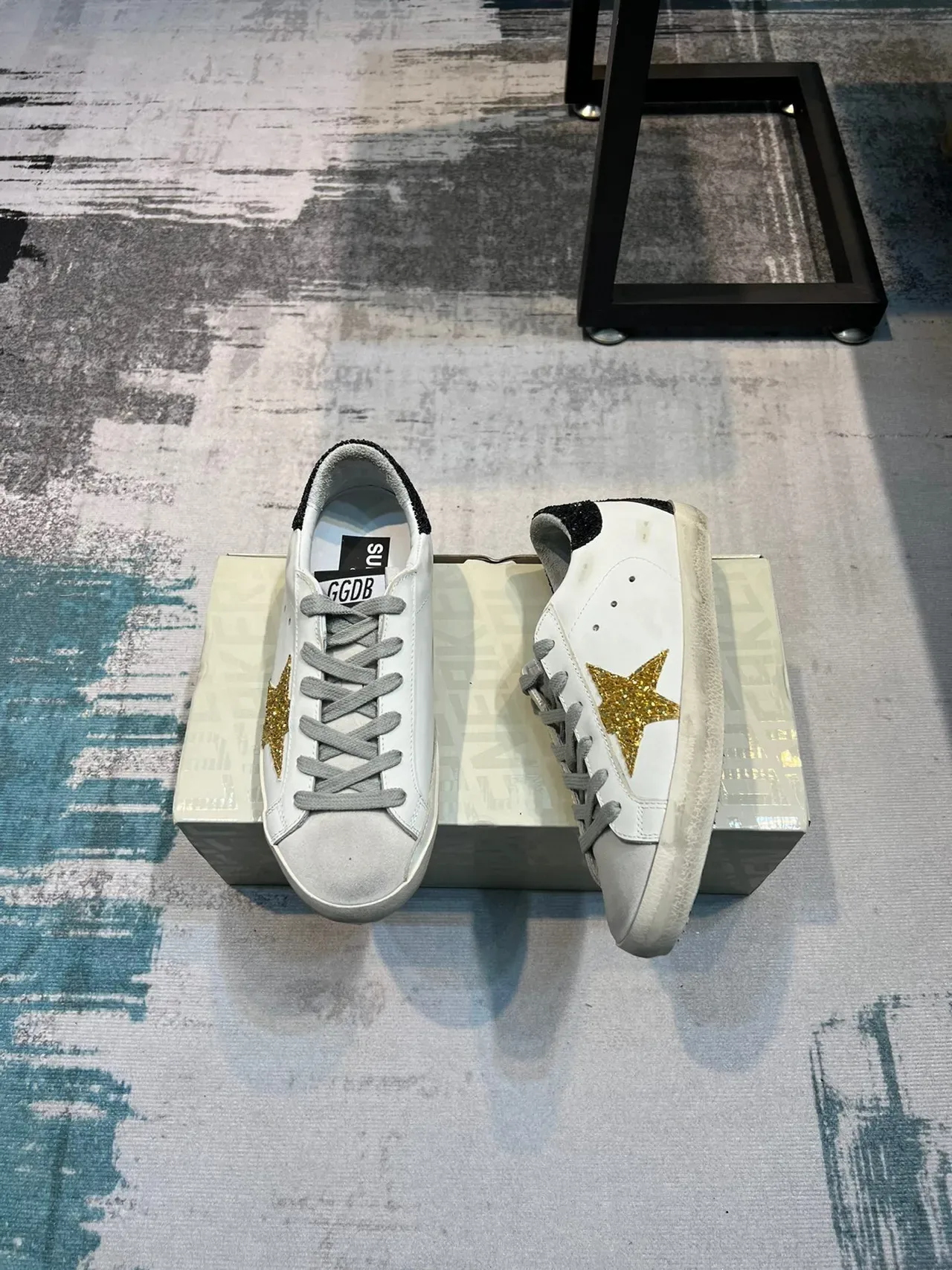 Golden Goose Super-Star White Gold sneakers lifestyle en cuir distressed avec glitter 4